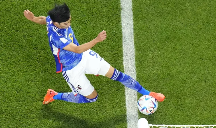 Phân Biệt Bóng Trong Cuộc Và Bóng Ngoài Cuộc Theo Luật FIFA